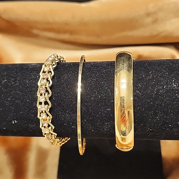 Jewelry - 7" Monet Gold Tone Bracelet , Rose & Diamond colored Stones in Gold Tone &  Gold